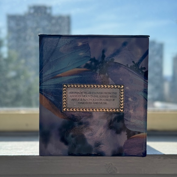 VOLUSPA APPLE & BLUE CLOVER CANDLE - Picture 3 of 4